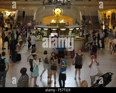 Eine geschäftige Grand Central Station in New York City am Nachmittag Ansturm, Info-Stand im Zentrum. Stockfoto