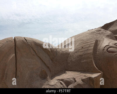 Nahaufnahme des Kopfes des gefallenen Koloss auf das Ramesseum, Leichenhalle Tempel von Ramses II am Westufer des Nils in Luxor, Ägypten Stockfoto