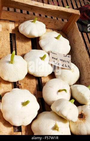 Pattypan Squash auf Verkauf zu einem Straßenmarkt in Objat, Frankreich. Stockfoto