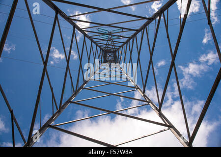 Strommast auf der Suche nach oben gegen einen blauen Himmel-Stromkabel Stockfoto