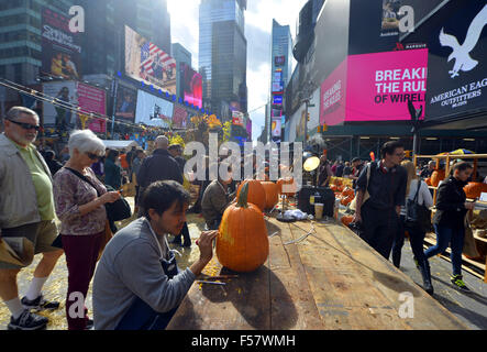 New York, USA. 29. Oktober 2015. Ein Pop-up-Kürbisbeet ist für Halloween am Times Square als Promotion für die App Google Fotos, in New York, USA, 29. Oktober 2015 eingerichtet. Besucher können wählen aus Tonnen von kostenlosen Kürbisse und genießen Sie live-Kürbis-Schnitzereien. © Wang Lei/Xinhua/Alamy Live-Nachrichten Stockfoto