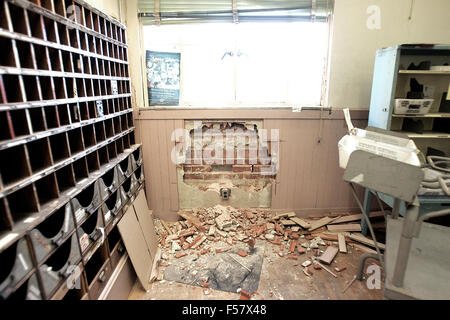 Napa, Kalifornien, USA. 26. Oktober 2015. Franklin Station Post Office, die im August 2014 Erdbeben beschädigt wurde, war am Montag Morgen für eine Tour zu den möglichen Kunden geöffnet. © Napa Valley Register/ZUMA Draht/Alamy Live-Nachrichten Stockfoto