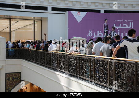 (151029)--DUBAI, 29. Oktober 2015 (Xinhua)--Kunden Schlange vor einem Apple Store tagsüber seine Öffnung in einem Einkaufszentrum in Dubai, Vereinigte Arabische Emirate, 29. Oktober 2015. Apple hat seinen ersten Einzelhandelsgeschäften in den Nahen Osten mit zwei Geschäften in den Vereinigten Arabischen Emiraten eröffnet. Die beiden neuen Stores für den Cupertino, Kalifornien-gegründete Technologie-Riesen sind in Dubai Mall of the Emirates und Abu Dhabi Yas Mall. (Xinhua/Li-Zhen) Stockfoto