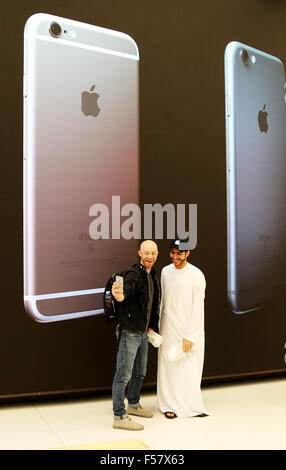 (151029)--DUBAI, 29. Oktober 2015 (Xinhua)--Kunden nehmen ein Selbstporträt in einem Apple Store tagsüber seine Öffnung in einem Einkaufszentrum in Dubai, Vereinigte Arabische Emirate, 29. Oktober 2015. Apple hat seinen ersten Einzelhandelsgeschäften in den Nahen Osten mit zwei Geschäften in den Vereinigten Arabischen Emiraten eröffnet. Die beiden neuen Stores für den Cupertino, Kalifornien-gegründete Technologie-Riesen sind in Dubai Mall of the Emirates und Abu Dhabi Yas Mall. (Xinhua/Li-Zhen) Stockfoto