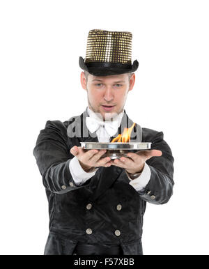 Illusionist zeigt Tricks mit Feuer auf weißem Hintergrund Stockfoto