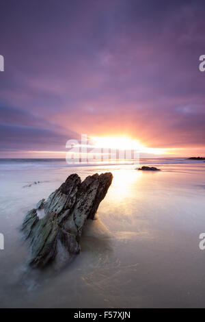 Sonnenuntergang und zurückweichenden Flut an Freathy Strand Whitsand Bay Cornwall UK Stockfoto