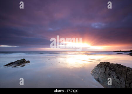 Sonnenuntergang und zurückweichenden Flut an Freathy Strand Whitsand Bay Cornwall UK Stockfoto