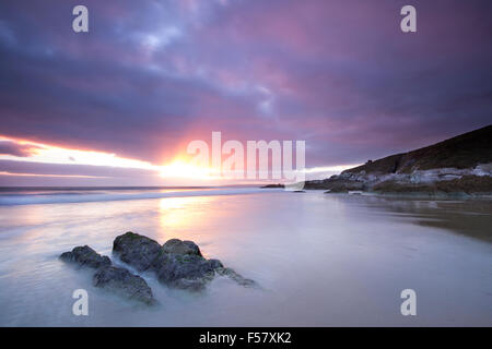 Sonnenuntergang und zurückweichenden Flut an Freathy Strand Whitsand Bay Cornwall UK Stockfoto