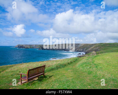 Holzbank auf dem South West Coast Path in Richtung Pentreath Strand & Kynance Cove hinaus Halbinsel Lizard, Cornwall, England, UK Stockfoto