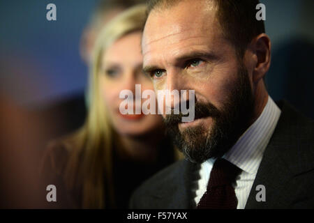 Moskau, Russland. 29. Oktober 2015. Britischer Schauspieler Ralph Fiennes kommt bei den neuen James Bond Film "Spectre" in Moskau, Russland, 29. Oktober 2015 Premiere. © Pavel Bednyakov/Xinhua/Alamy Live-Nachrichten Stockfoto