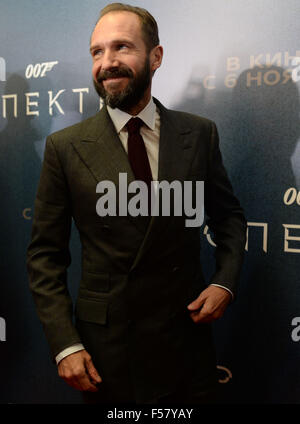 Moskau, Russland. 29. Oktober 2015. Britischer Schauspieler Ralph Fiennes kommt bei den neuen James Bond Film "Spectre" in Moskau, Russland, 29. Oktober 2015 Premiere. © Pavel Bednyakov/Xinhua/Alamy Live-Nachrichten Stockfoto