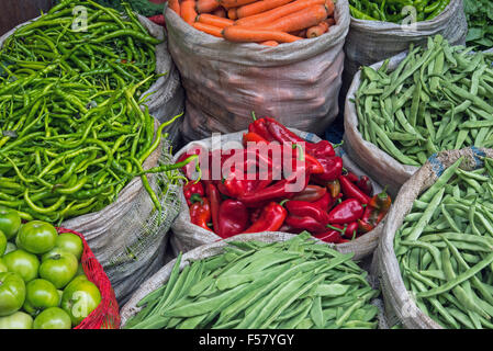 Taschen voll mit Gemüse auf einem Markt in Istanbul Stockfoto