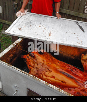 Ein dramatisch knusprig gebratene Schwein, vorbereitet von der traditionellen kubanischen Stil oberirdisch Box Kochen entfernt werden Stockfoto