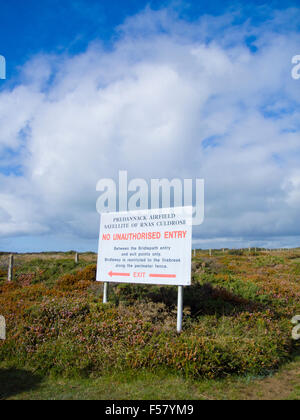 Begrenzung des Predannack Airfield & der Eidechse National Nature Reserve, Lizard Halbinsel, Cornwall, England, Vereinigtes Königreich im Sommer Stockfoto