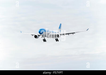 Flugzeug-Airbus A330 - 202 - des - Aerolineas Argentinas-Airline, landet am Flughafen Madrid-Barajas - Adolfo Suarez - Stockfoto