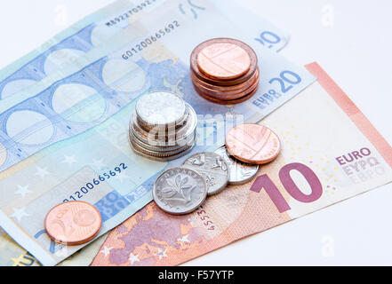 Käschmünzen Differnet Wert aus europäischen Ländern und Euro-Banknoten Stockfoto