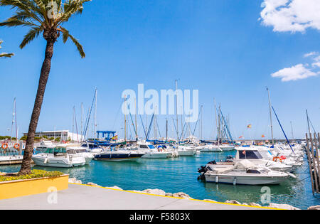 Spanien, Andalusien, Provinz Málaga, Costa Del Sol Oriental, Blick auf den Yachthafen von der Küstenstadt Caleta de Vélez Stockfoto