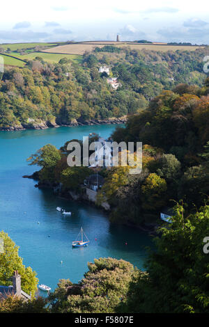 Sonnige Aussicht hinunter auf Bäumen gesäumten Kriegsflotte Creek auf dem River Dart mit Segelbooten auf dem tiefblauen Wasser mit dem Tag-Marker in der Ferne Stockfoto