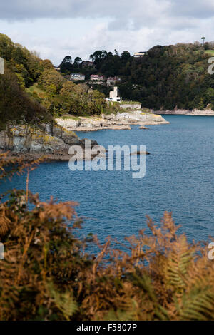 Blick auf Bäumen gesäumten Klippen in Richtung Dartmouth Burg und der Mündung des River Dart in Devon im Herbst Stockfoto