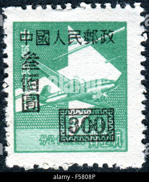 CHINA - CIRCA 1949: Briefmarke gedruckt in China, zeigt ein Pfeil (Aufdruck 1950) und Douglas DC-4 ca. 1949 Stockfoto