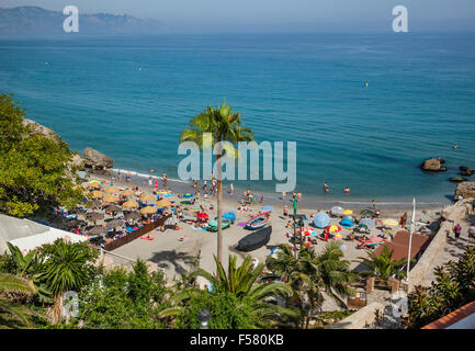 Spanien, Andalusien, Malaga Provinz, Nerja an der Axarquia-Costa del Sol, Blick auf Calahonda Strand vom Balcon de Europa Stockfoto