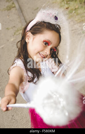 Niedliche kleine Mädchen tragen eine Fee Kostüm Stockfoto