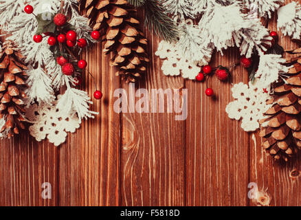 Rahmen von Pfefferkuchen und Winter Dekor auf einem hölzernen Hintergrund. Stockfoto