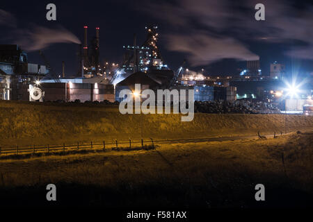 Nachtansicht des Stahlwerks und der zugehörigen Infrastruktur in IJmuiden, Niederlande. Stockfoto