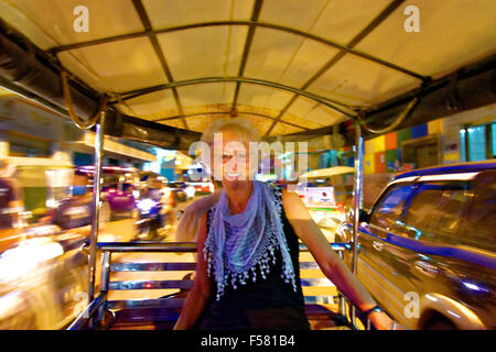 Glückliche Frau in Phnom Penh Kambodscha Tuc-Tuc Nachtfahrt Stockfoto