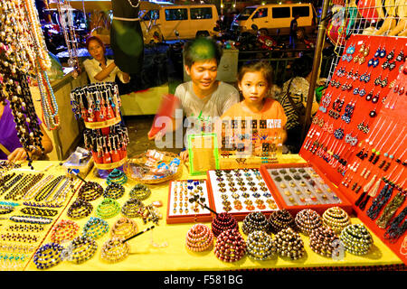 Phnom Penh, Kambodscha, Nachtmarkt, Schuhe, Schuh, Verkäufer, Schmuck, Anhänger, Armbänder, Ohrringe, Haarbänder, lokalen Markt, Khmer Stockfoto