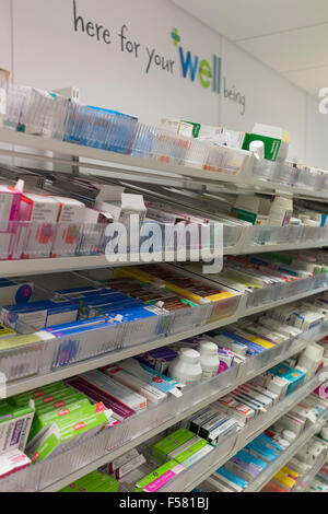 Arzneimittel und Medikamente in Apotheken in einem Chemiker-Geschäft. Stockfoto