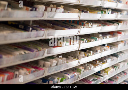 Arzneimittel und Medikamente in Apotheken in einem Chemiker-Geschäft. Stockfoto