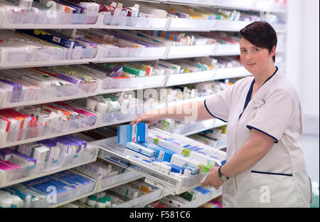 Eine Apothekerin bei der Arbeit in einer Apotheke / Apotheke in Süd-Wales, UK. Stockfoto