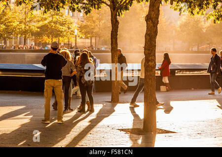 Menschenmassen am Süd-Pool, National September 11 Memorial & Museum 9/11, New York City, Vereinigte Staaten von Amerika. Stockfoto