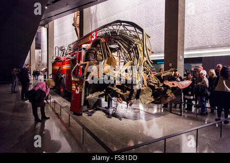 Zerdrückt Feuerwehrauto, Leiter 3, National September 11 Memorial & Museum 9/11, New York City, Vereinigte Staaten von Amerika. Stockfoto