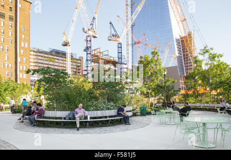 -NEW YORK 14. September 2015: Stadtansicht von neu entwickelten Hudson Yards Park in Manhattan mit Menschen sichtbar. Stockfoto