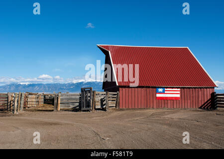 Colorado, südlichen Colorado, San Luis Valley, Mosca. 100 Jahre alte Scheune (Baujahr 1912) auf Rinderfarm mit schneebedeckten Berg Stockfoto