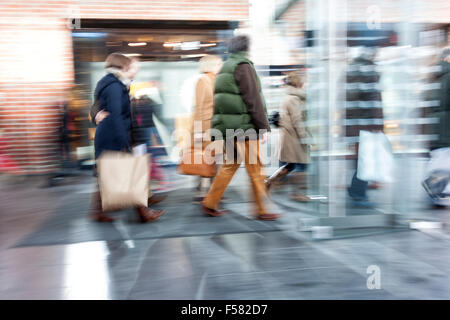 Gruppe von Menschen zu Fuß, Shopping Center, Zoom-Effekt, Bewegungsunschärfe Stockfoto