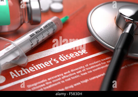 Diagnose - Alzheimer-Krankheit. Medizinisches Konzept auf orangem Hintergrund mit verschwommenen Text und Komposition von Pillen, Spritzen und St Stockfoto