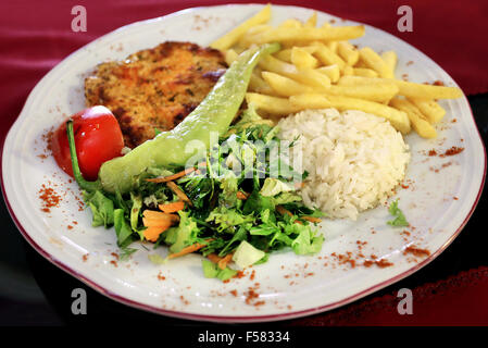 Ein köstliches Gericht aus Reis, Fleisch und Pommes frites Stockfoto