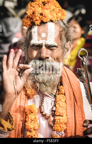 Portraitfoto eines weisen Mannes oder Nepali Sadu in Kathmandu, Nepal. Gestikulieren mit den Händen in Mudra und gekleidet in traditioneller Tracht eines hinduistischen heiligen Mannes Stockfoto