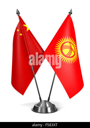 China und Kirgisistan - Miniatur-Flags, Isolated on White Background. Stockfoto