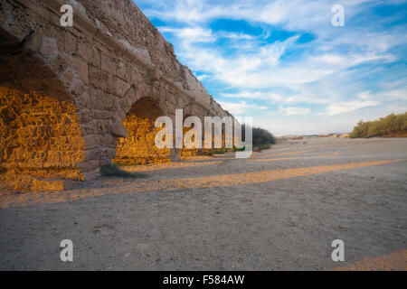 Sonnenuntergang Lichtstrahlen auf alten römischen Aquädukt bei Sonnenuntergang (Sunset Beleuchtung, Licht Effekt) Stockfoto