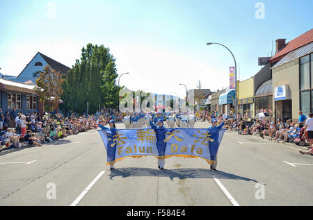 Tian Guo Marching Band erweiterte in Penticton Peach Festival Grand Parade am 8. August 2015 "Falun Dafa ist gut." Stockfoto