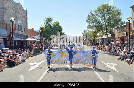 Tian Guo Marching Band erweiterte in Penticton Peach Festival Grand Parade am 8. August 2015 "Falun Dafa ist gut." Stockfoto