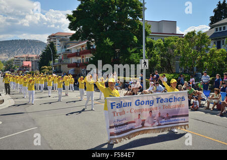 Tian Guo Marching Band erweiterte in Penticton Peach Festival Grand Parade am 8. August 2015 "Falun Dafa ist gut." Stockfoto