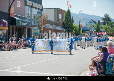 Tian Guo Marching Band erweiterte in Penticton Peach Festival Grand Parade am 8. August 2015 "Falun Dafa ist gut." Stockfoto