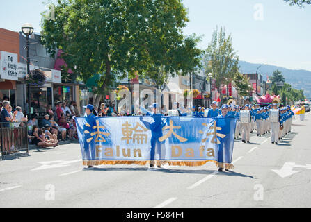 Tian Guo Marching Band erweiterte in Penticton Peach Festival Grand Parade am 8. August 2015 "Falun Dafa ist gut." Stockfoto