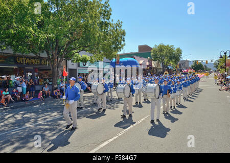 Tian Guo Marching Band erweiterte in Penticton Peach Festival Grand Parade am 8. August 2015 "Falun Dafa ist gut." Stockfoto