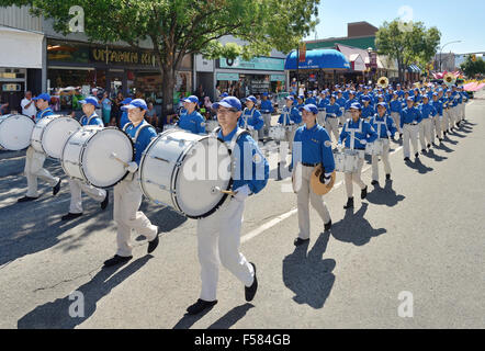 Tian Guo Marching Band erweiterte in Penticton Peach Festival Grand Parade am 8. August 2015 "Falun Dafa ist gut." Stockfoto